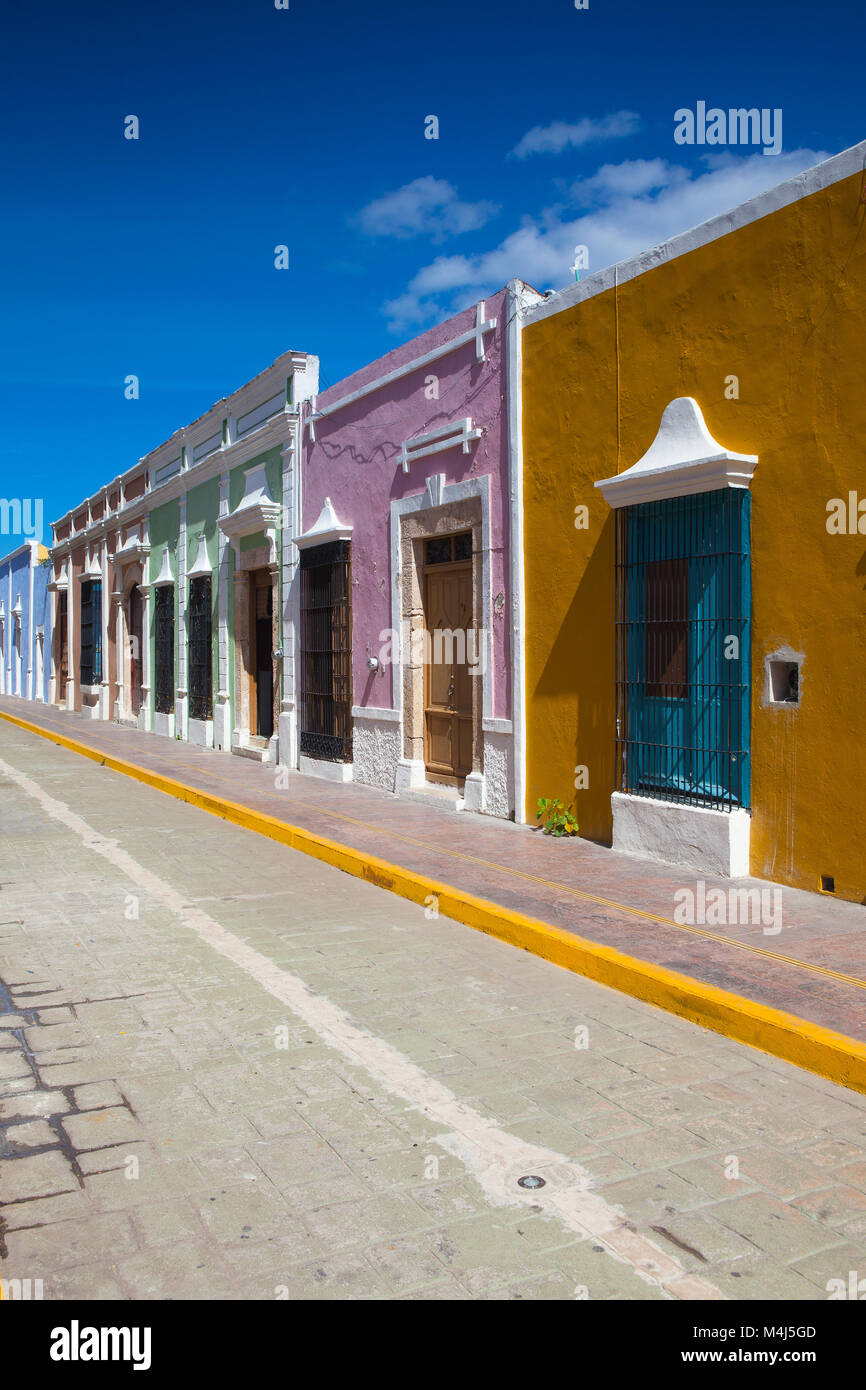 Tipica strada coloniale in Campeche, Messico. Storica città fortificata di Campeche - UNESCO - Sito Patrimonio dell'umanità. Foto Stock