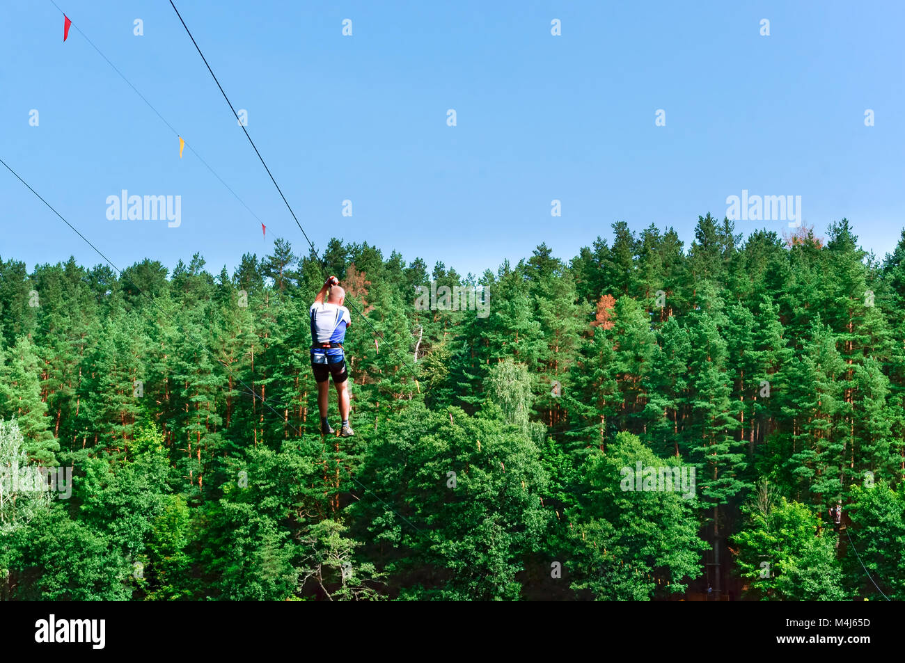 L'uomo in corda Park, Arrampicata attrezzature per intrattenimento maschio nella fune Park Foto Stock