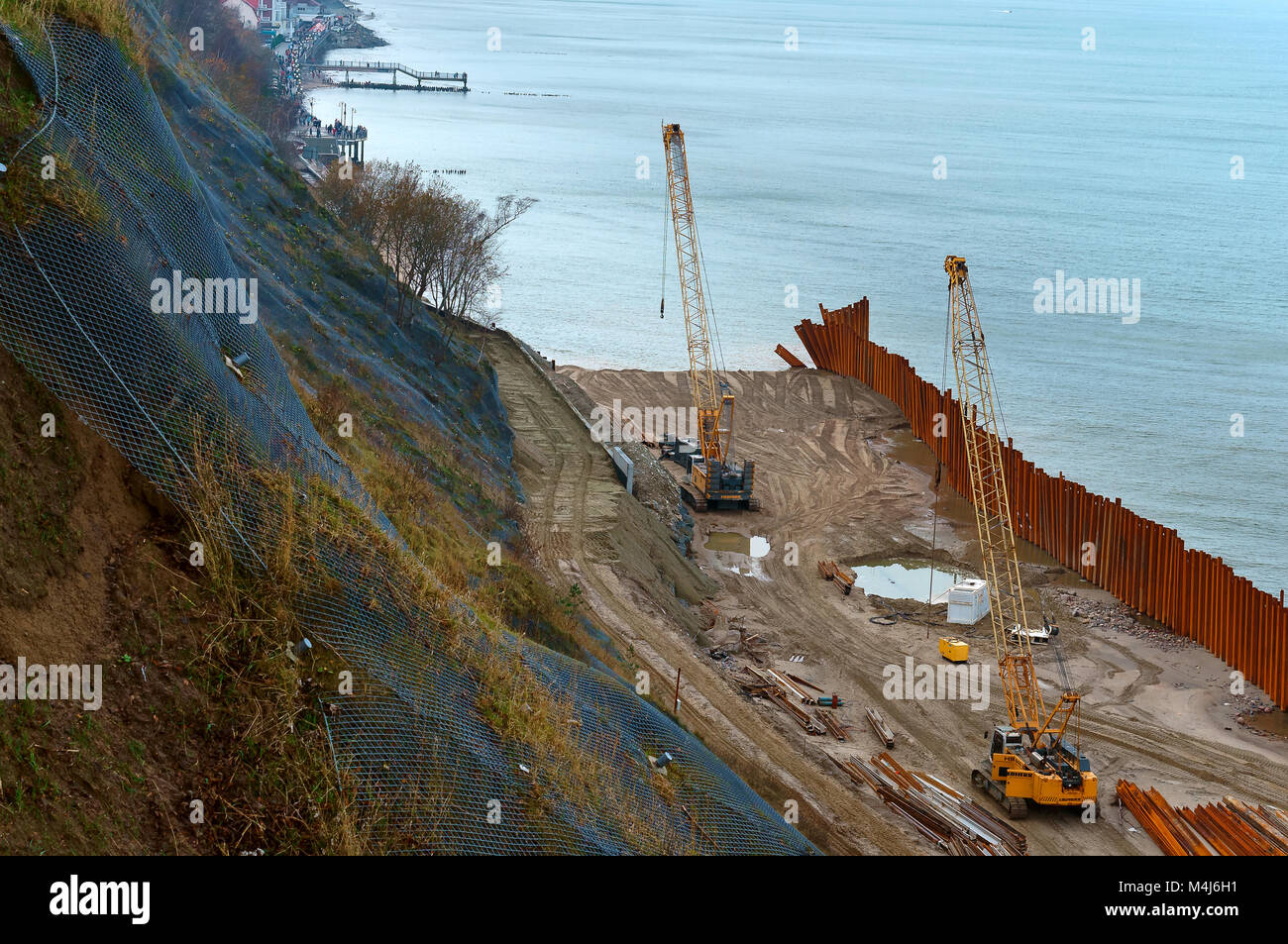 La costruzione della passeggiata a mare, il rafforzamento del mare, equipaggiamento speciale sulla spiaggia Foto Stock