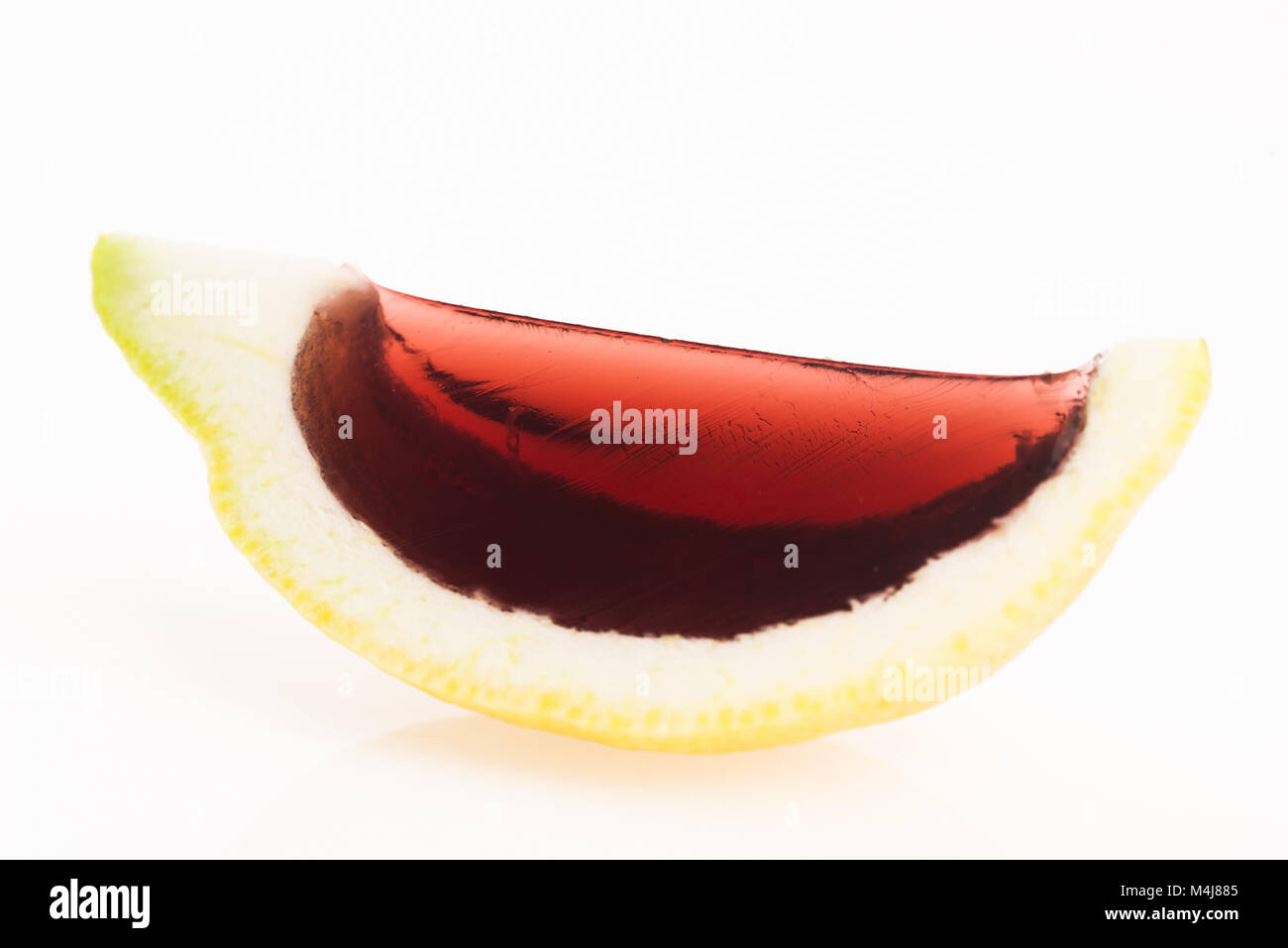 La vodka jelly (jella) scatti fatti di limone intagliato Foto Stock