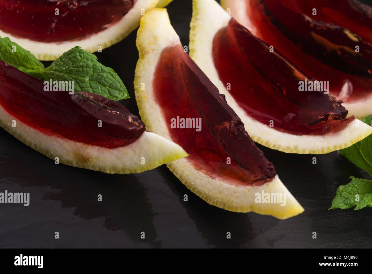 La vodka jelly (jella) scatti fatti di limone intagliato Foto Stock