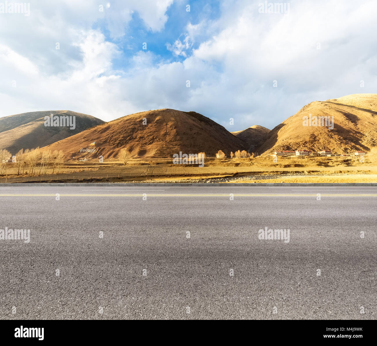 Svuotare strada asfaltata in zona tibetana Foto Stock