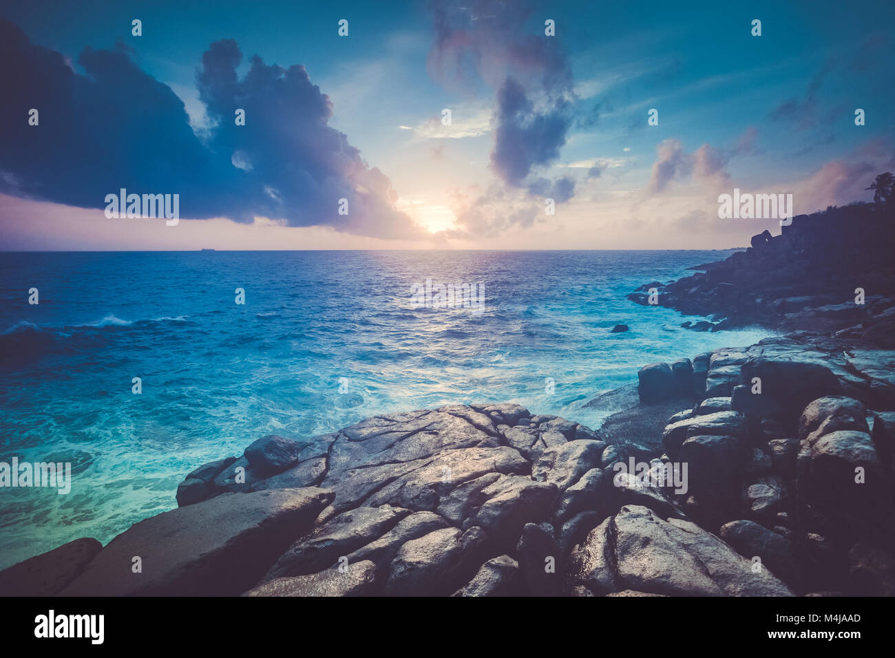 Magnifico panorama al tramonto la riva di massi, Oceano Indiano e il cielo nuvoloso. Unawatuna, Sri Lanka. Uno sfondo ideale per i vari tipi di collage un Foto Stock