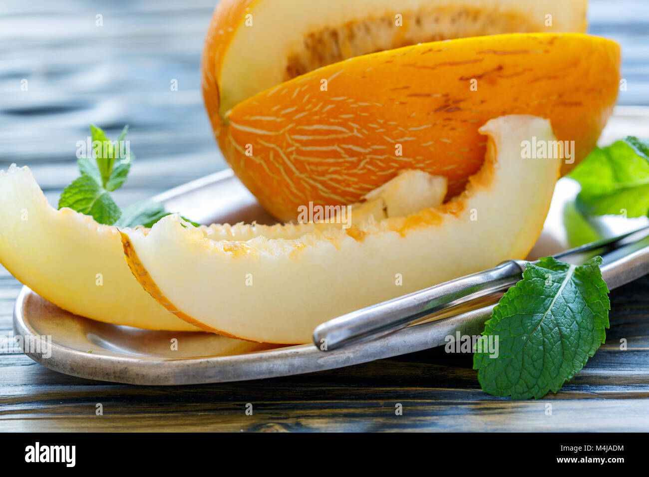 Fette di melone dolce su un vassoio in primo piano. Foto Stock
