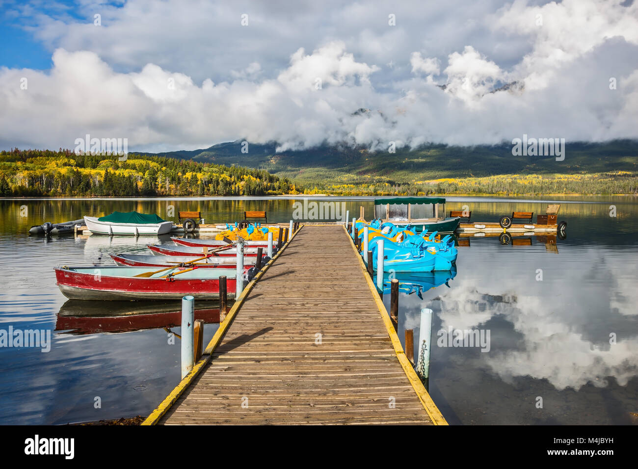 La barca di legno con dock barche ormeggiate Foto Stock