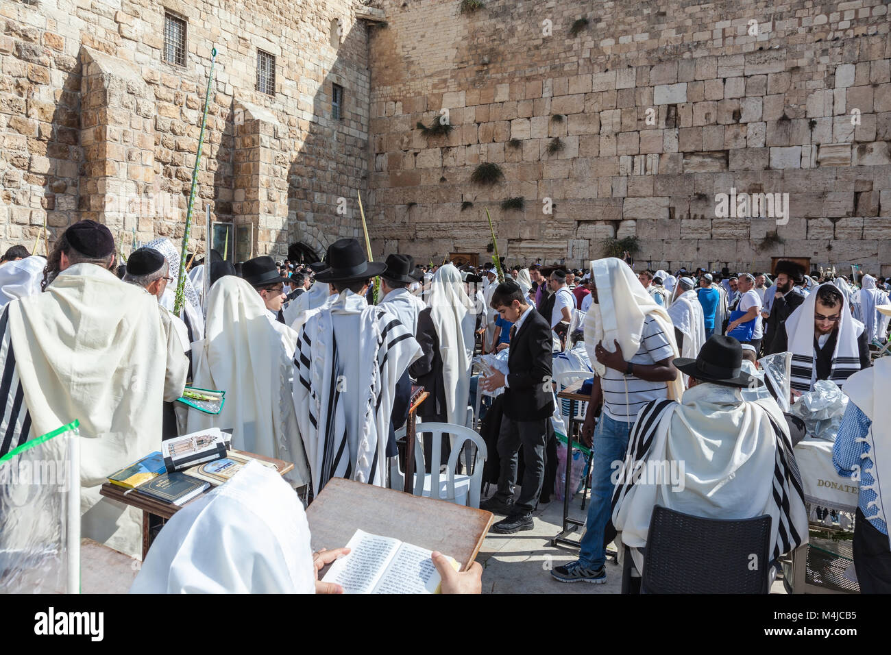 Grande folla di fedeli ebrei Foto Stock