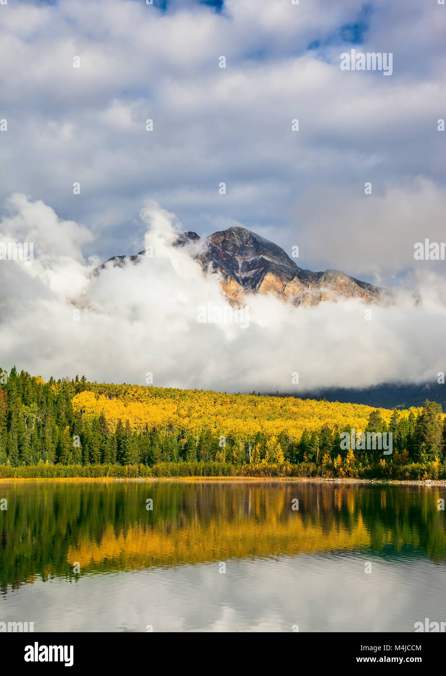 Il pittoresco nuvole sono riflesse in acqua fredda Foto Stock