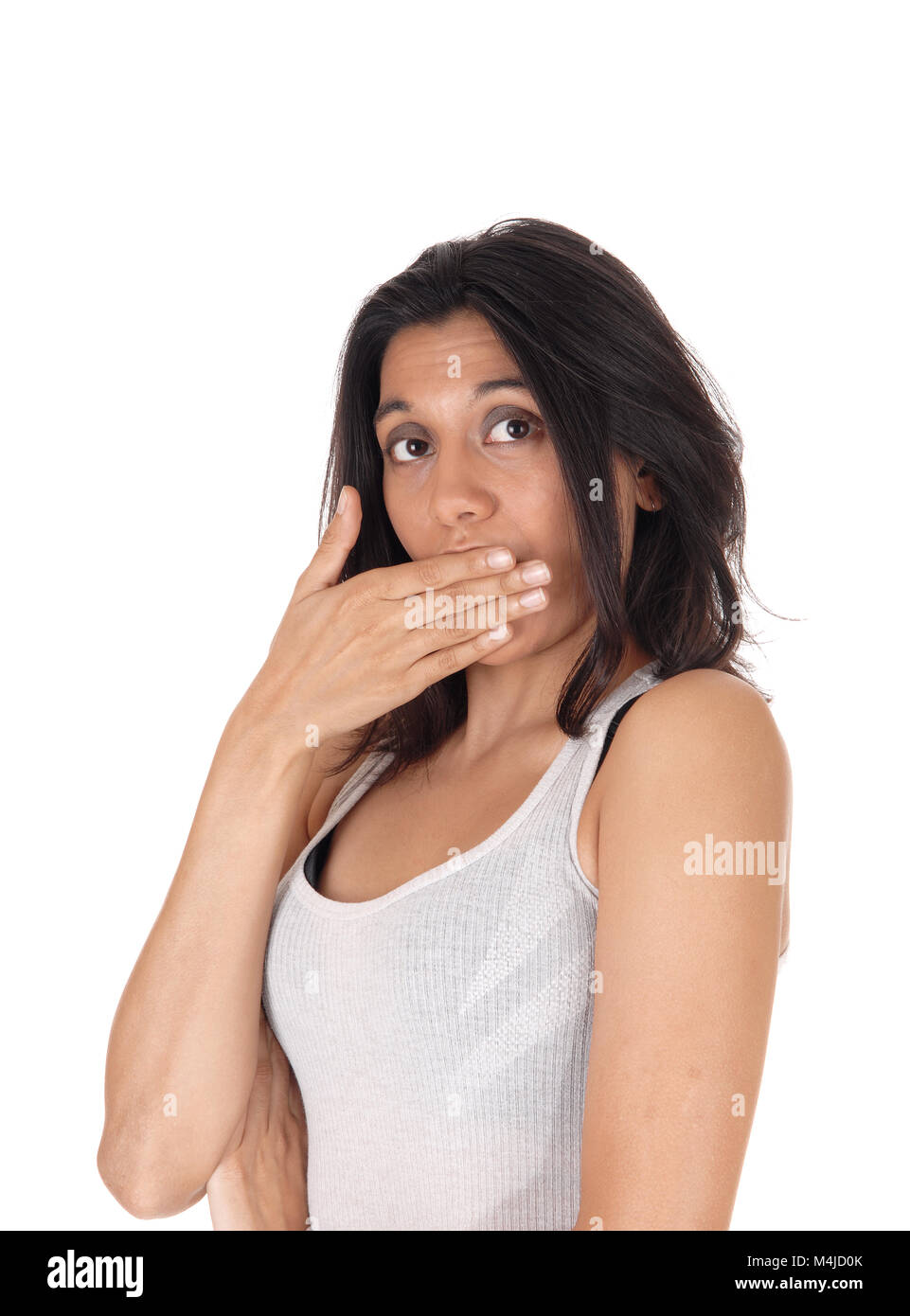 Donna che mantiene la mano sulla bocca guardando sorpreso. Foto Stock