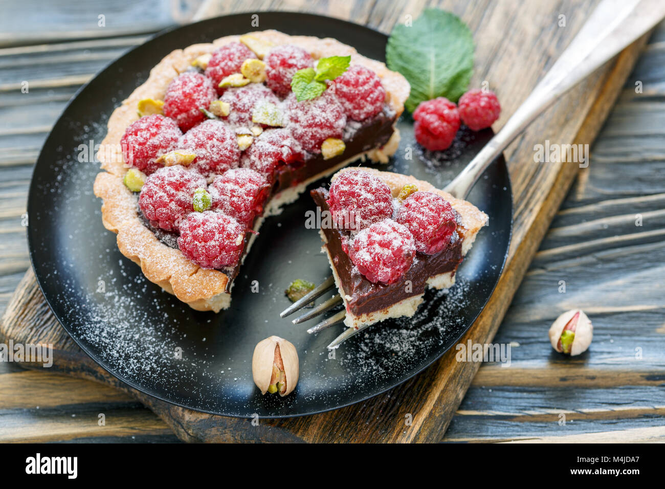 Pezzo di pasticcini con cioccolato e lamponi su una forcella. Foto Stock