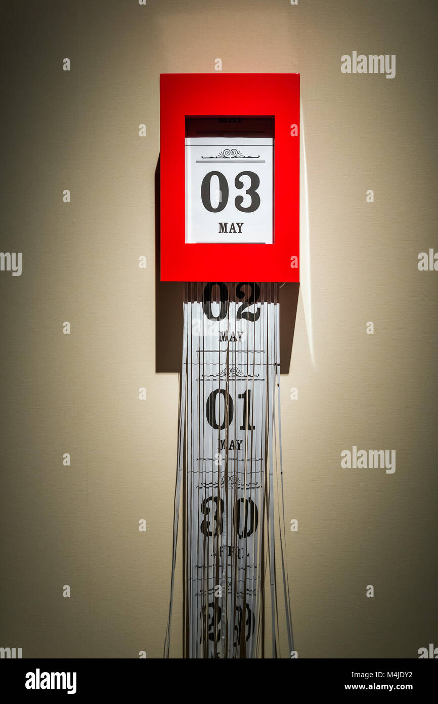 Calendario e distruggidocumenti - Tempo passaggio di concetto Foto Stock