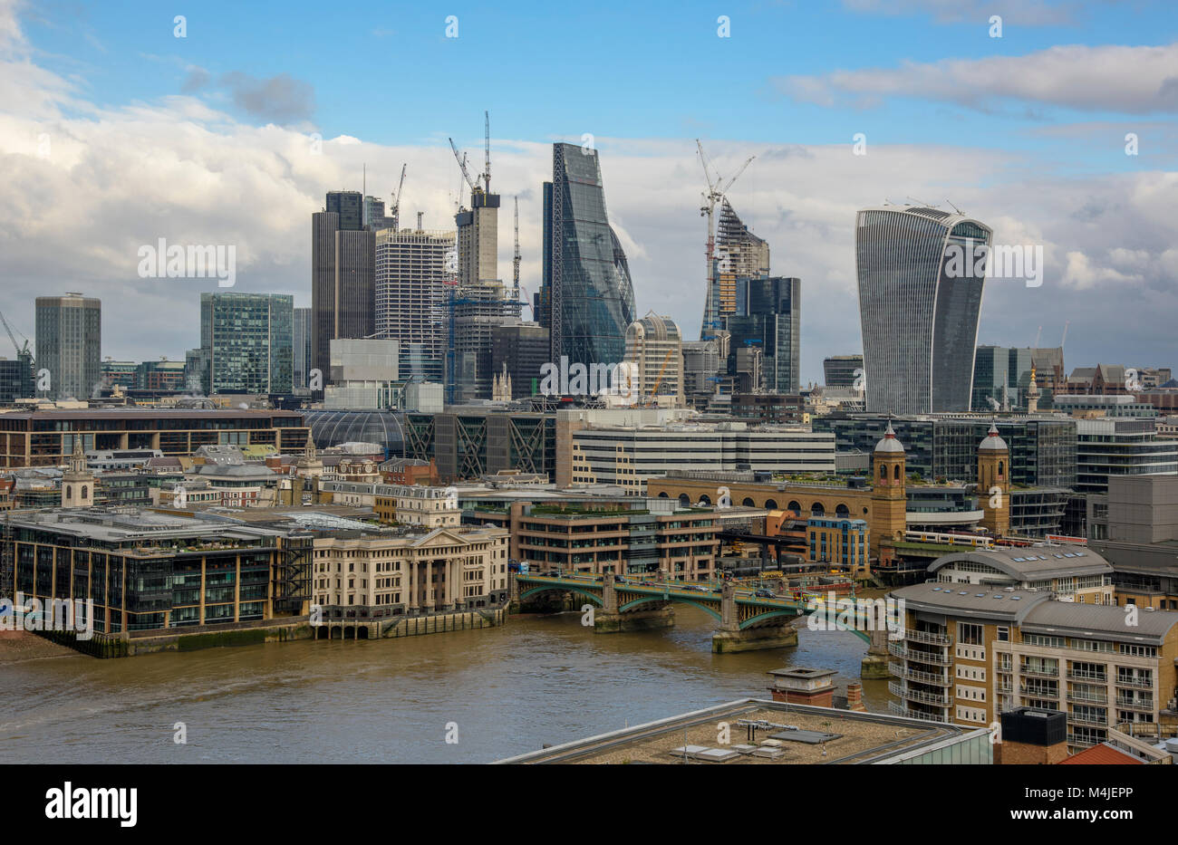 Vista della città di Londra sul Tamigi dalla Tate Modern Building, Londra, Inghilterra, Regno Unito. Foto Stock