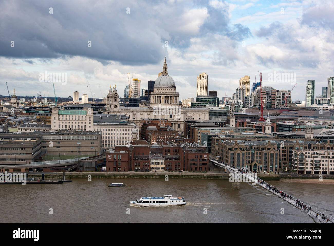 Vista della City of London School e la Cattedrale di San Paolo sul fiume Tamigi, Londra, Inghilterra, Regno Unito. Foto Stock