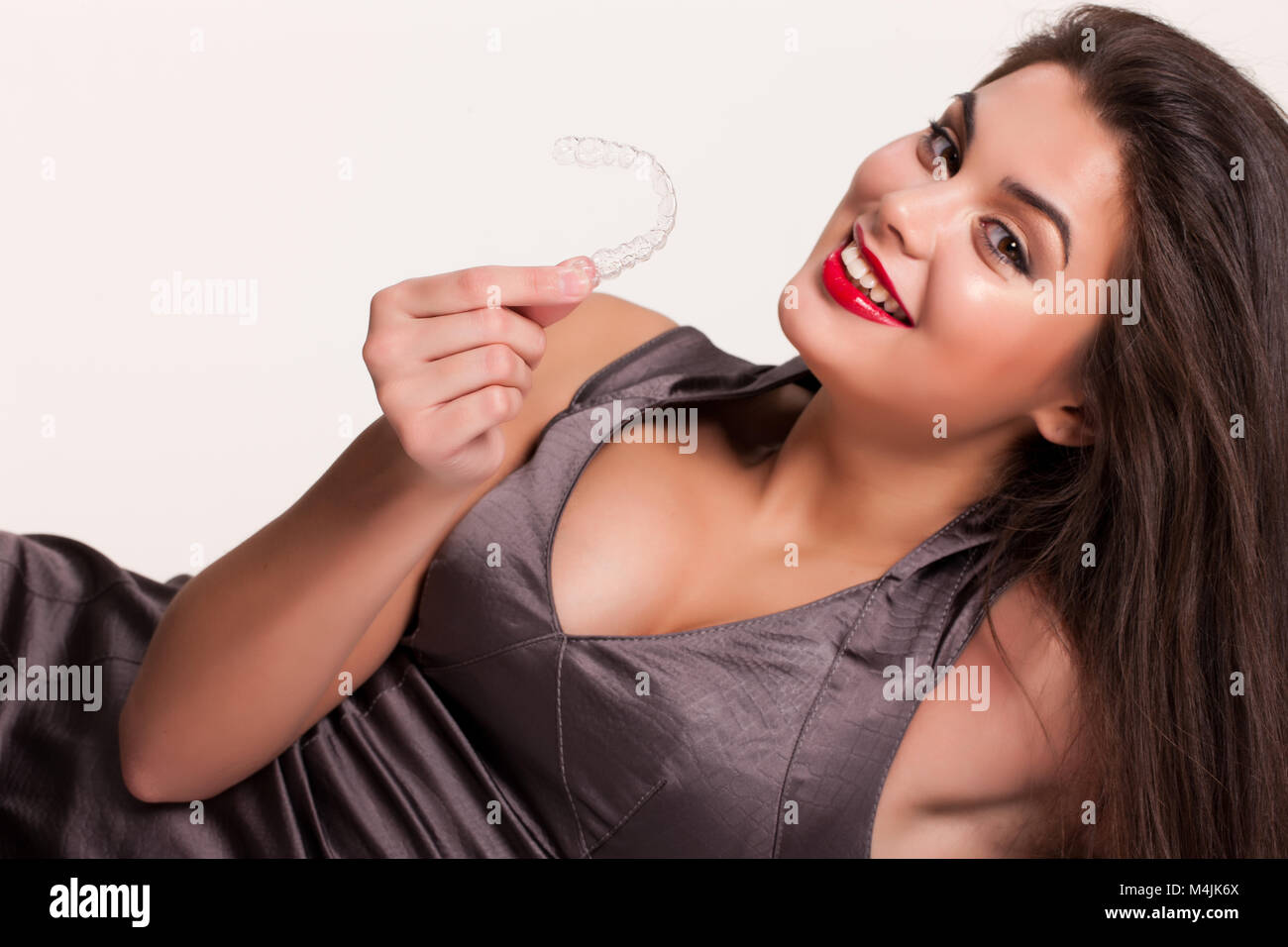 Giovane Bella Donna sorridente con bretelle dentali Foto Stock