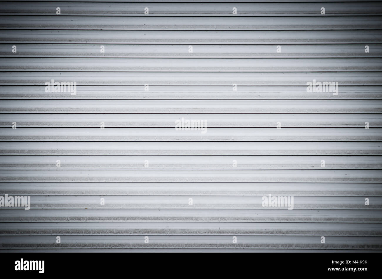 Abstract il rullo bianco serrande metalliche porta con linee orizzontali. Sfondo. Foto Stock