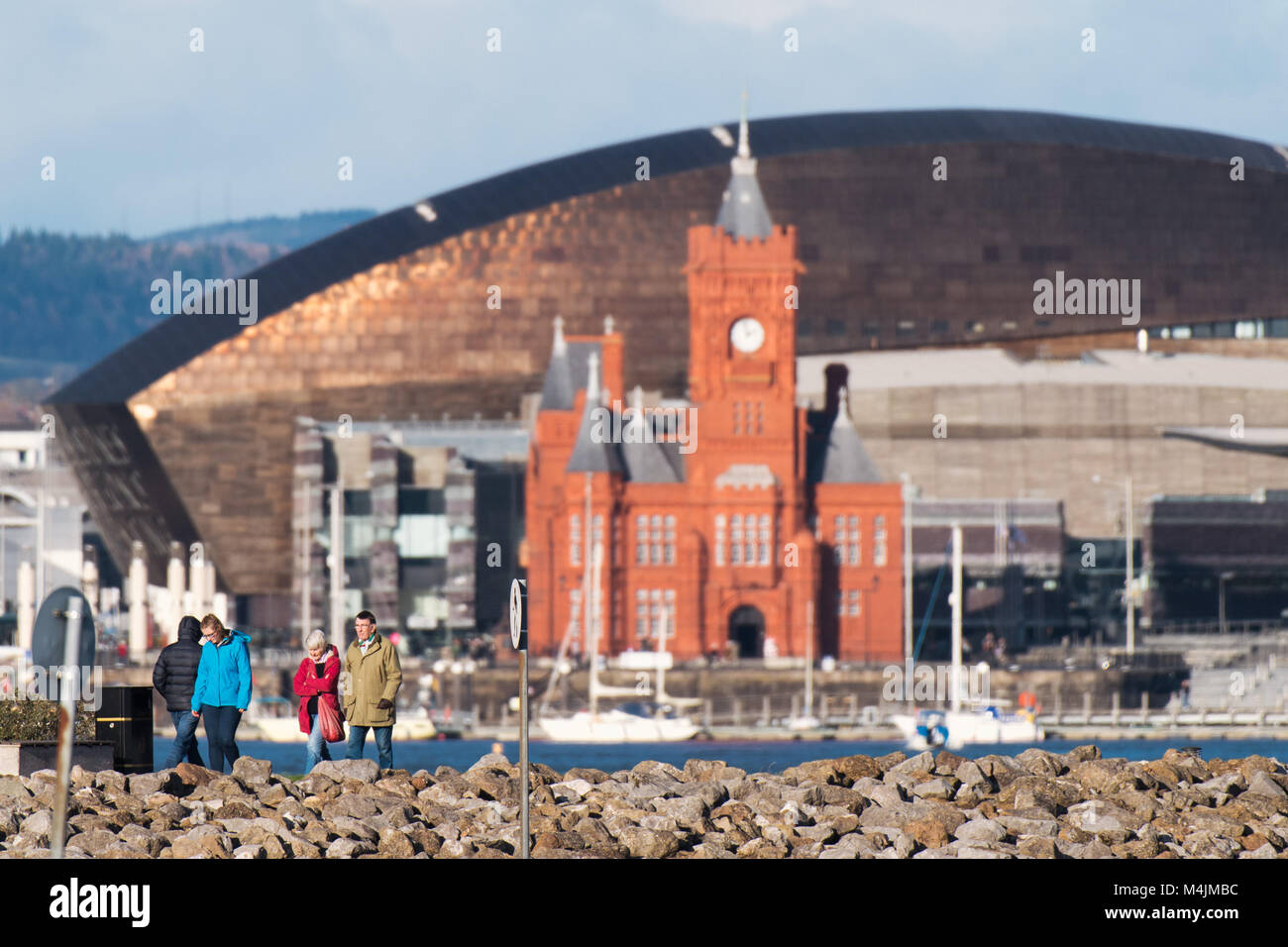 Una vista di tutta la baia di Cardiff verso l'Edificio Pierhead e Wales Millennium Centre dalla Baia di Cardiff barrage Foto Stock