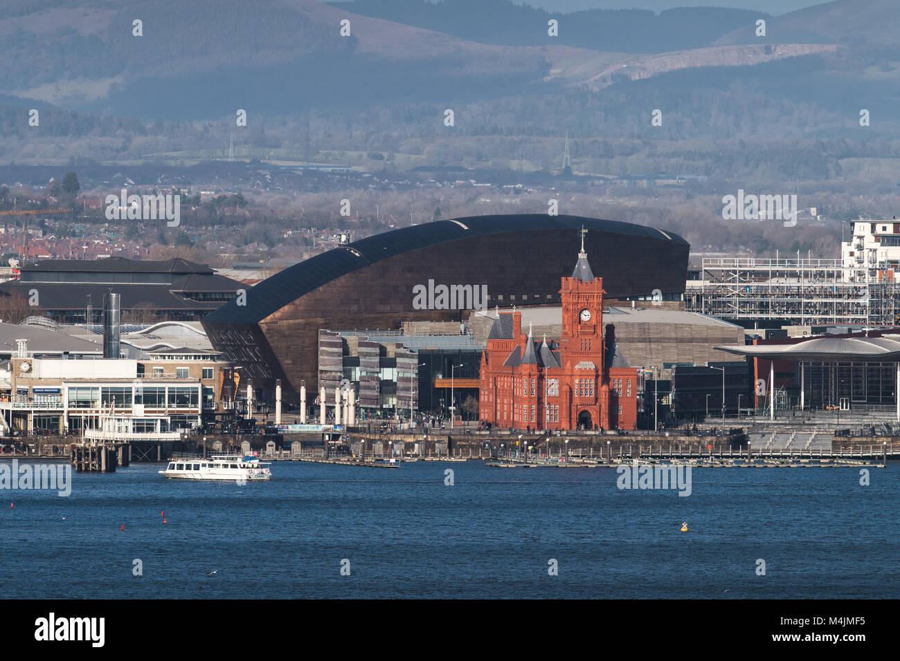 Una vista di tutta la baia di Cardiff verso l'Edificio Pierhead e Wales Millennium Centre da Penarth headland Foto Stock