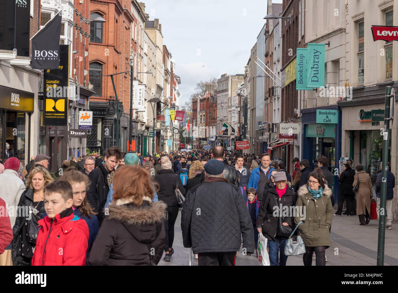 Persone che camminano su Grafton Street, un popolare sistemazione zona dello shopping in Dublino. Foto Stock Persone che camminano su Grafton Street, un popolare sistemazione zona dello shopping in Dublino. Foto Stock