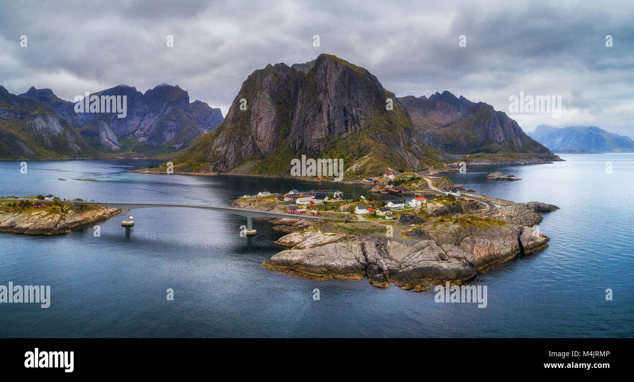 Vista aerea di Hamnoy villaggio di pescatori in Norvegia Foto Stock