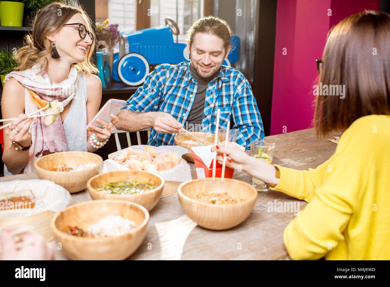 Amici asiatici mangiare pasti presso il ristorante Foto Stock