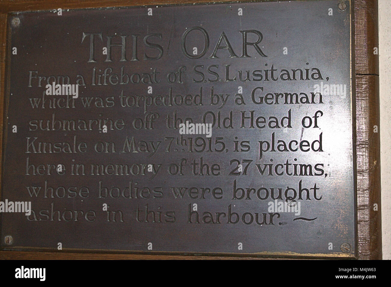 La placca di 27 vittime del Lusitania disaster portata a terra a Castletownshend. Uno dei remi dalla barca di salvataggio viene mantenuta nella Chiesa. Foto Stock