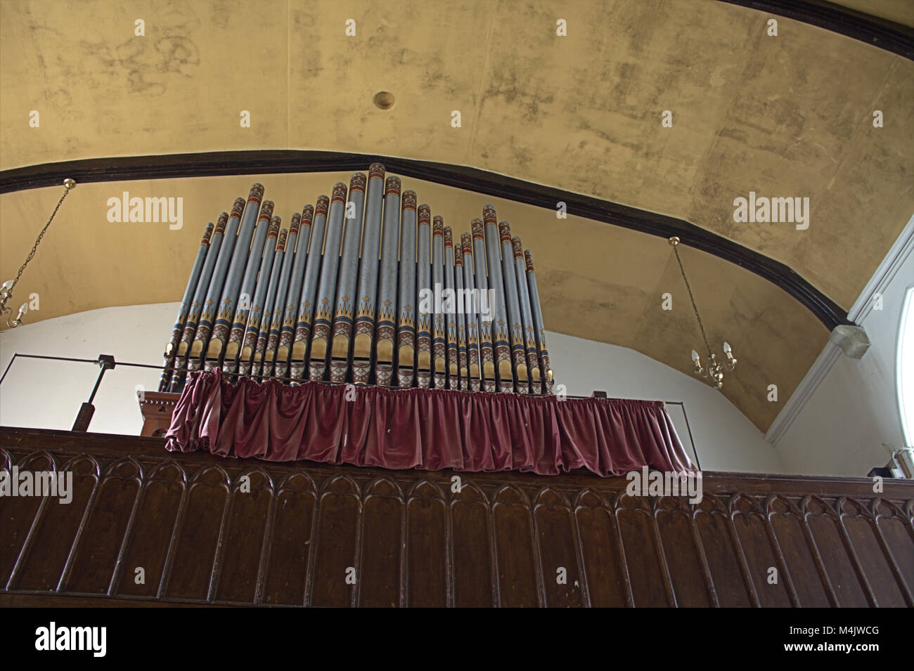 Organo da chiesa di tubi in un piccolo villaggio chiesa in West Cork, Irlanda. Foto Stock