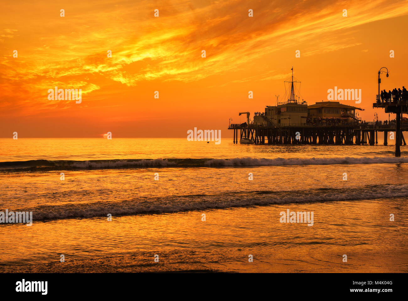 Tramonto dal molo di Santa Monica a Los Angeles Foto Stock