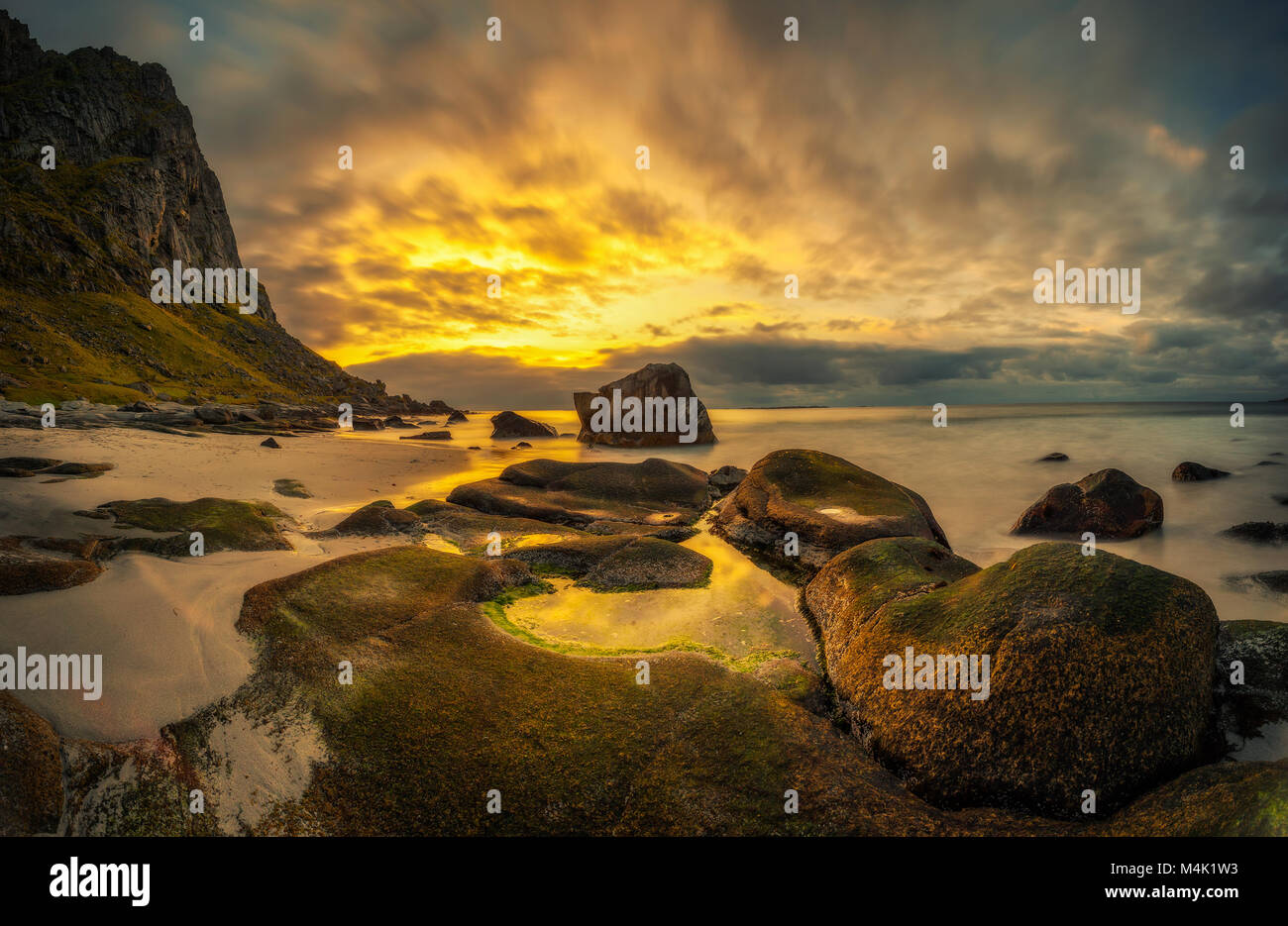 Spiaggia di Uttakleiv in Norvegia al tramonto Foto Stock