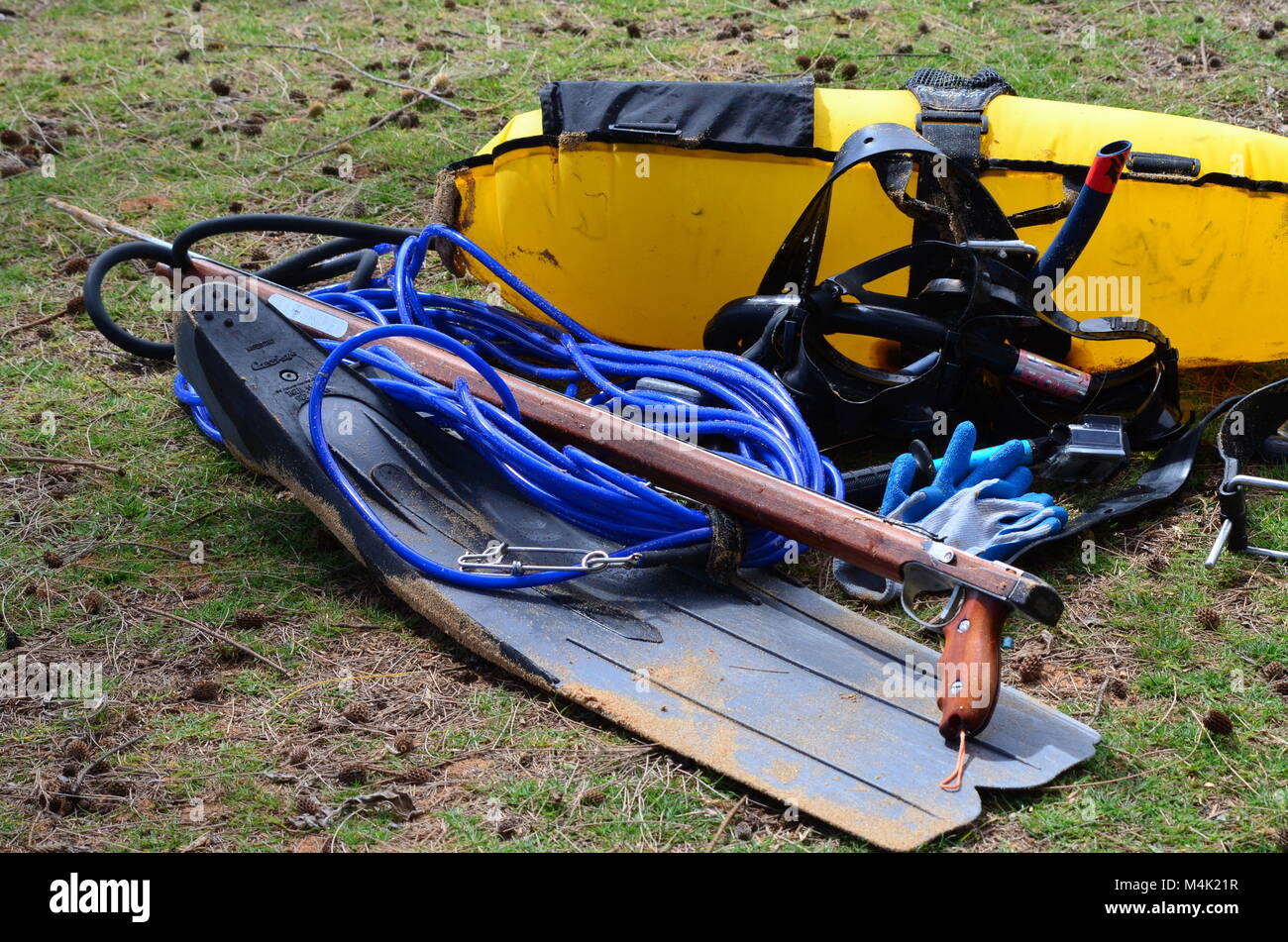 Un set di subacquea Immersioni si posa sulla spiaggia di sabbia dopo una piscina avventura sotto l'oceano Foto Stock