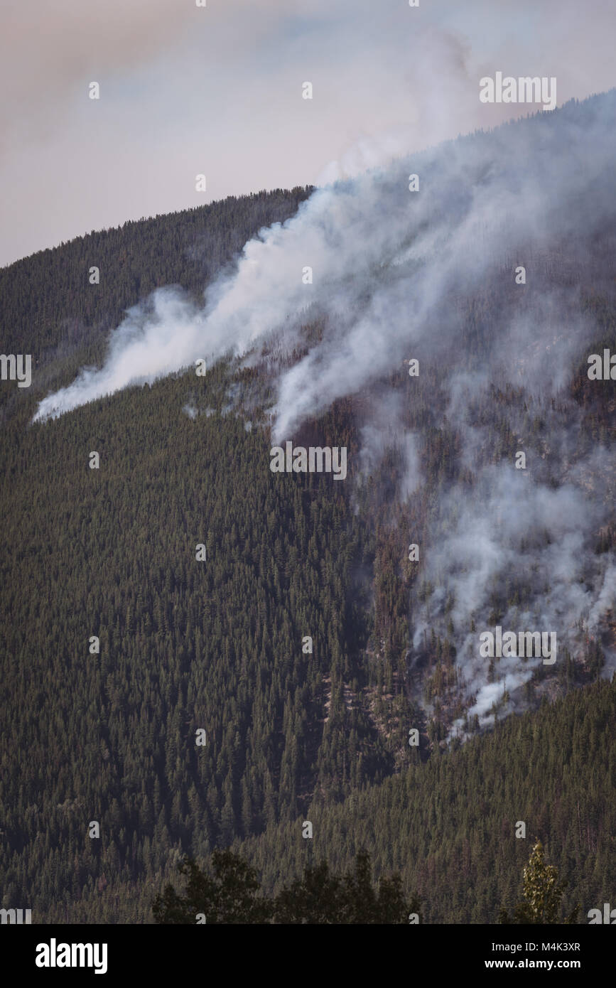 Montagne di nuvole in una giornata di sole Foto Stock