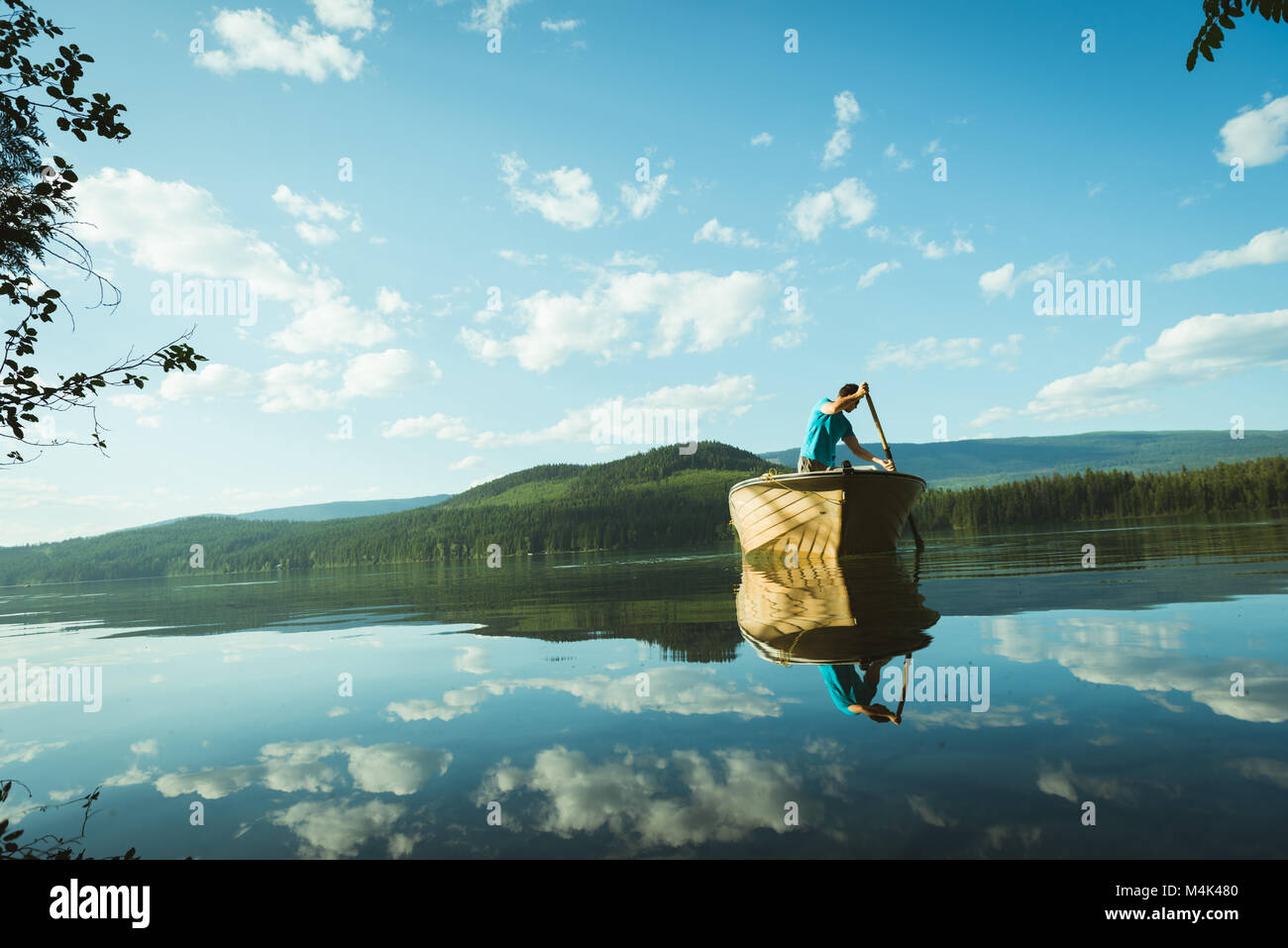 Uomo che viaggia in motoscafo Foto Stock