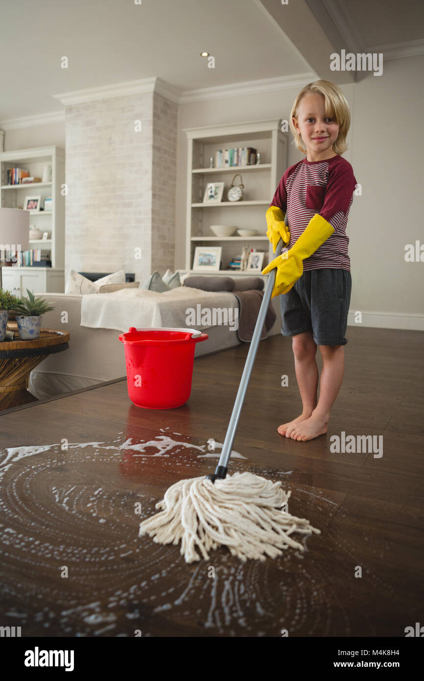 Ragazzo lavaggio del pavimento con mop Foto Stock