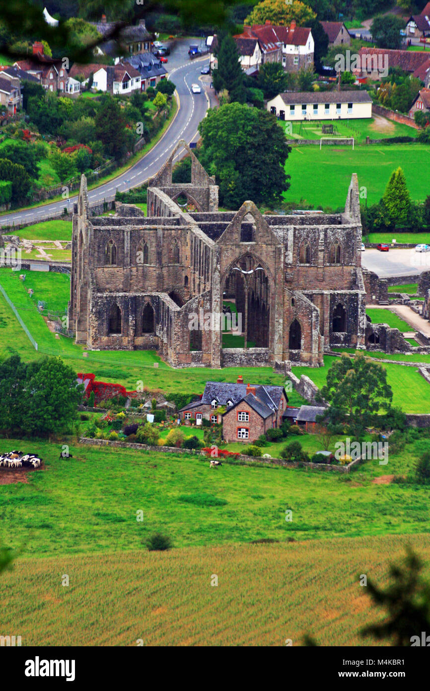 Vista di Tintern Abbey da Offa's Dyke 177 miglia di distanza lungo il sentiero pedonale che si estende da Chepstow a Prestatyn lungo l'inglese confine gallese Foto Stock