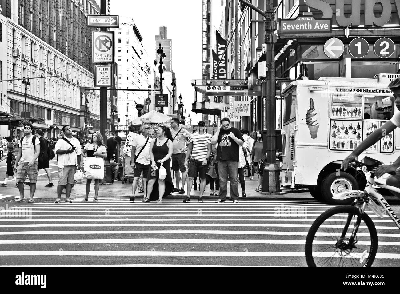 NEW YORK CITY - Giugno 24, 2017: scene di strada da Midtown Manhattan New York City con pedoni e traffico visto da di Herald Square. Foto Stock