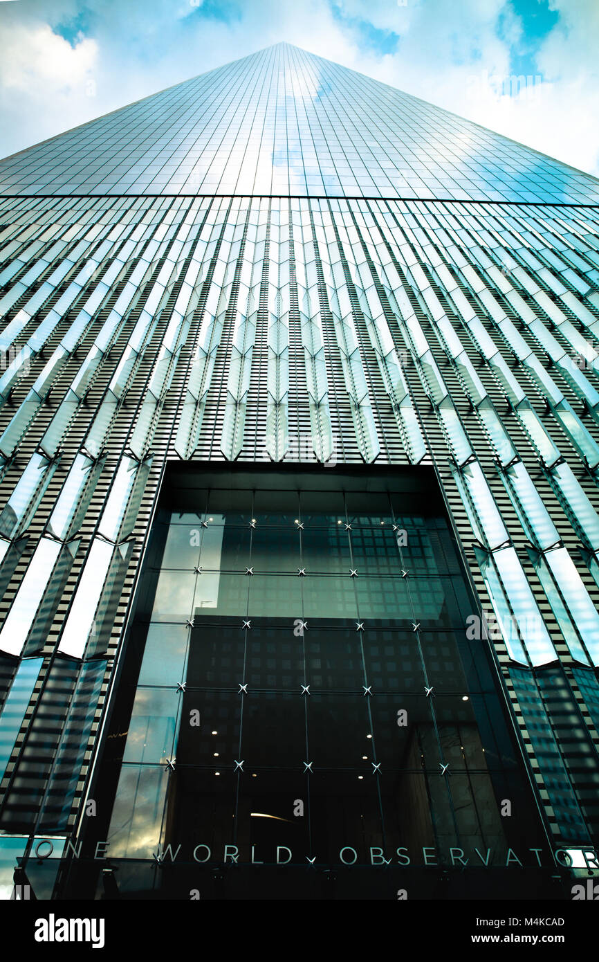 La città di NEW YORK NEW YORK - Giugno 10, 2017: Vista di One World Trade Center presso l Osservatorio ingresso guardando verso l'alto. Questa torre è anche conosciuta come la F Foto Stock