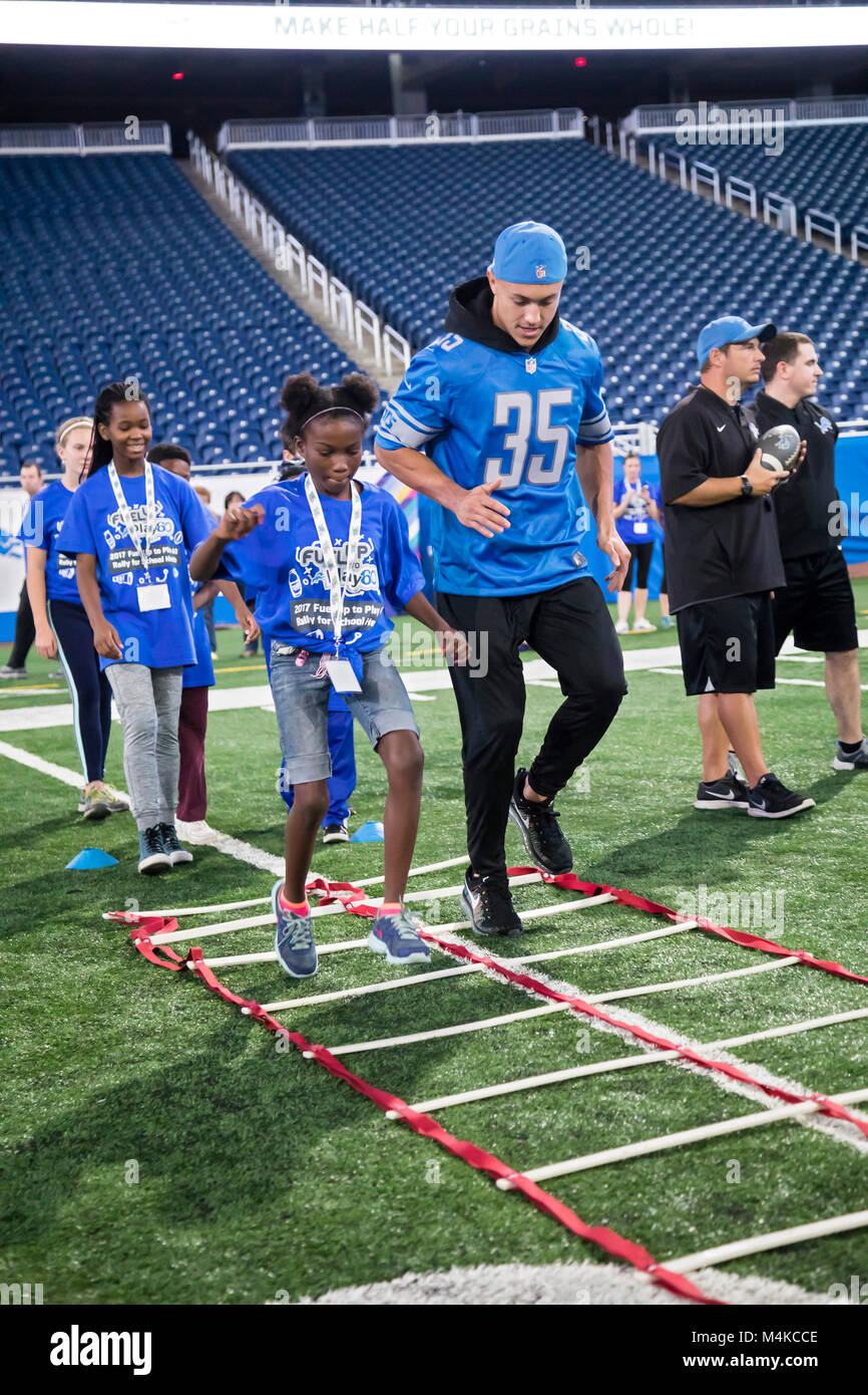 Detroit, Michigan - Detroit Lions sicurezza Killebrew miglia si unisce agli studenti in esercitazioni di calcio durante una attività fisica e nutrizione programma a Ford Fi Foto Stock