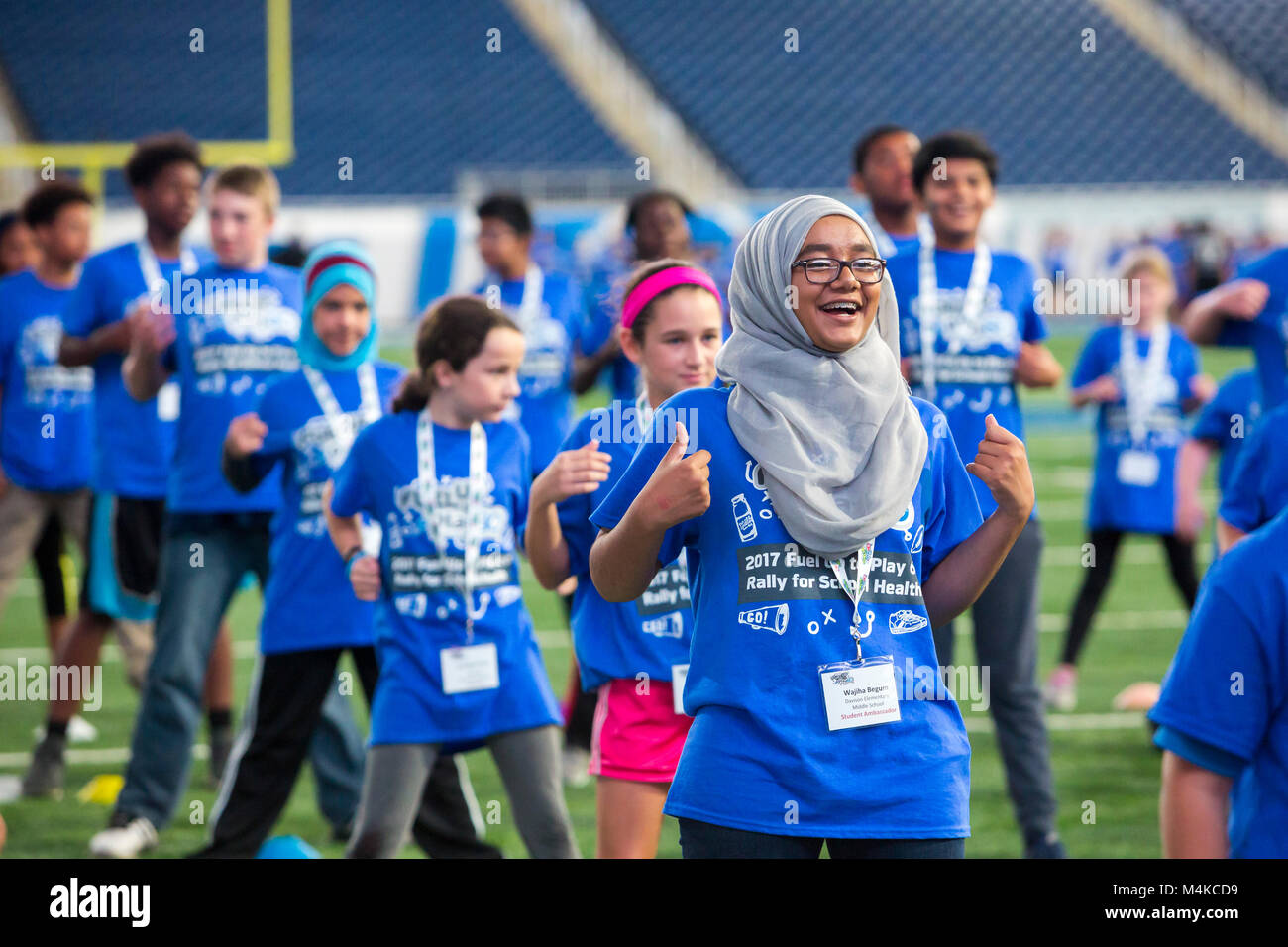 Detroit, Michigan - Gli studenti partecipano a un attività fisica e nutrizione programma al Ford Field. Il programma, il combustibile fino a gioco 60, è sponsorizzato da Foto Stock