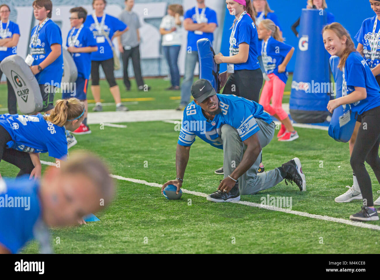 Detroit, Michigan - Detroit Lions linebacker Tahir Whitehead esegue gli studenti attraverso schemi calcio durante una attività fisica e nutrizione programma a Foto Stock