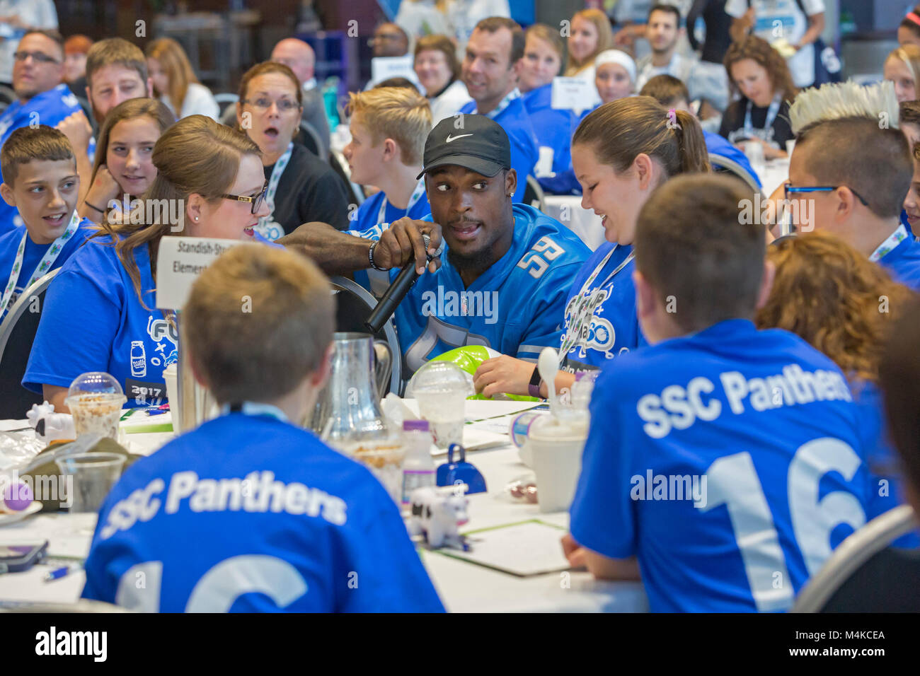 Detroit, Michigan - Detroit Lions linebacker Tahir Whitehead colloqui con gli studenti durante una attività fisica e nutrizione programma al Ford Field. Il p Foto Stock