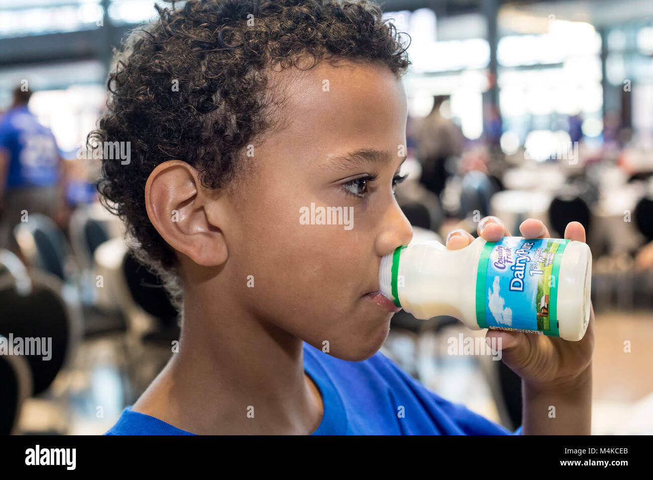 Detroit, Michigan - Un ragazzo beve latte durante una attività fisica e nutrizione programma al Ford Field. Il programma, il combustibile fino a gioco 60, è sponsorizzato da Foto Stock