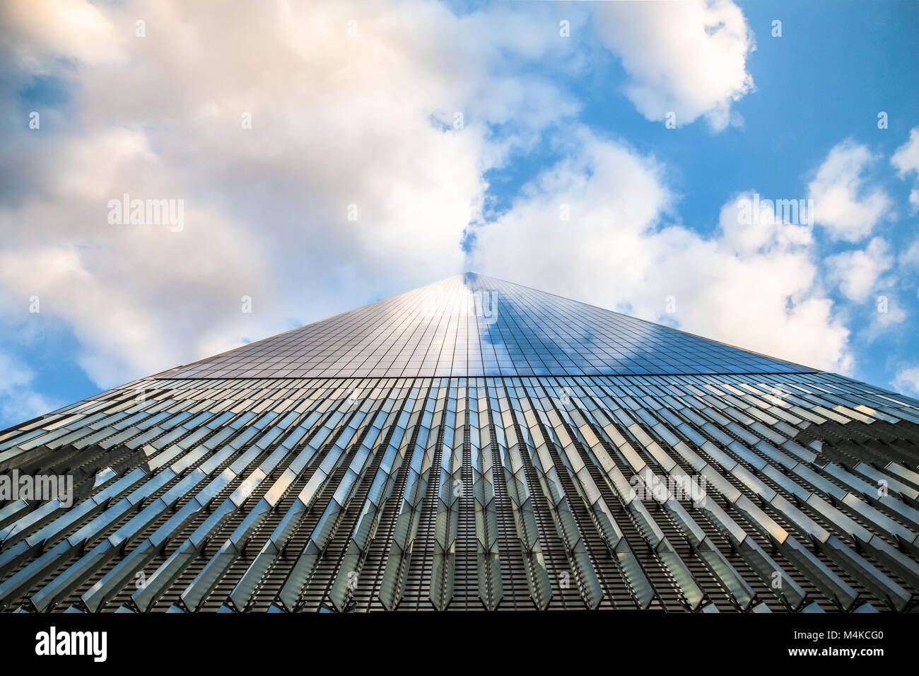 La città di NEW YORK NEW YORK - Giugno 10, 2017: Vista di One World Trade Center presso l Osservatorio ingresso guardando verso l'alto. Questa torre è anche conosciuta come la F Foto Stock