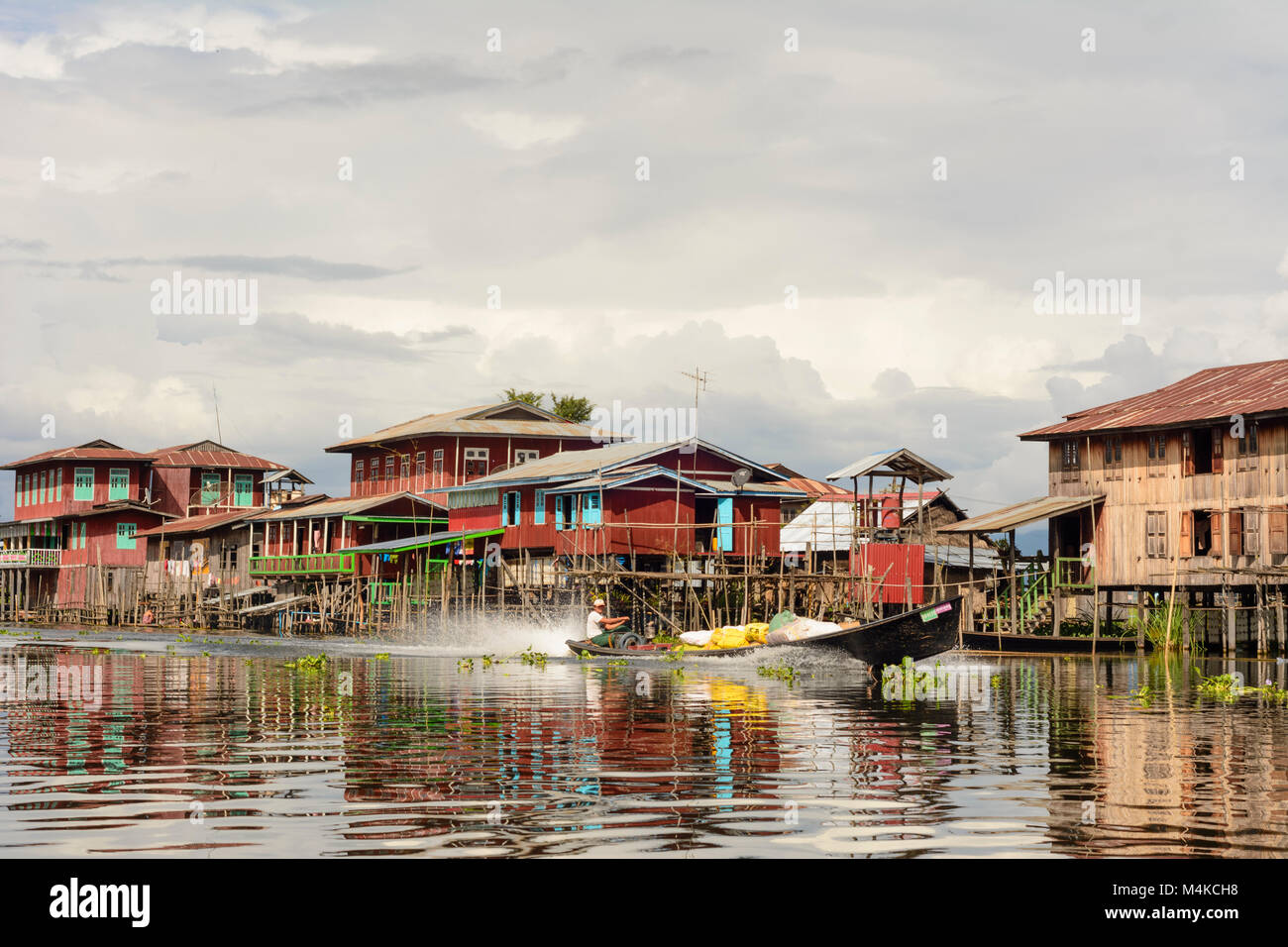 Thaung Thut: case su palafitte, canal, barca, Lago Inle, Stato Shan, Myanmar (Birmania) Foto Stock