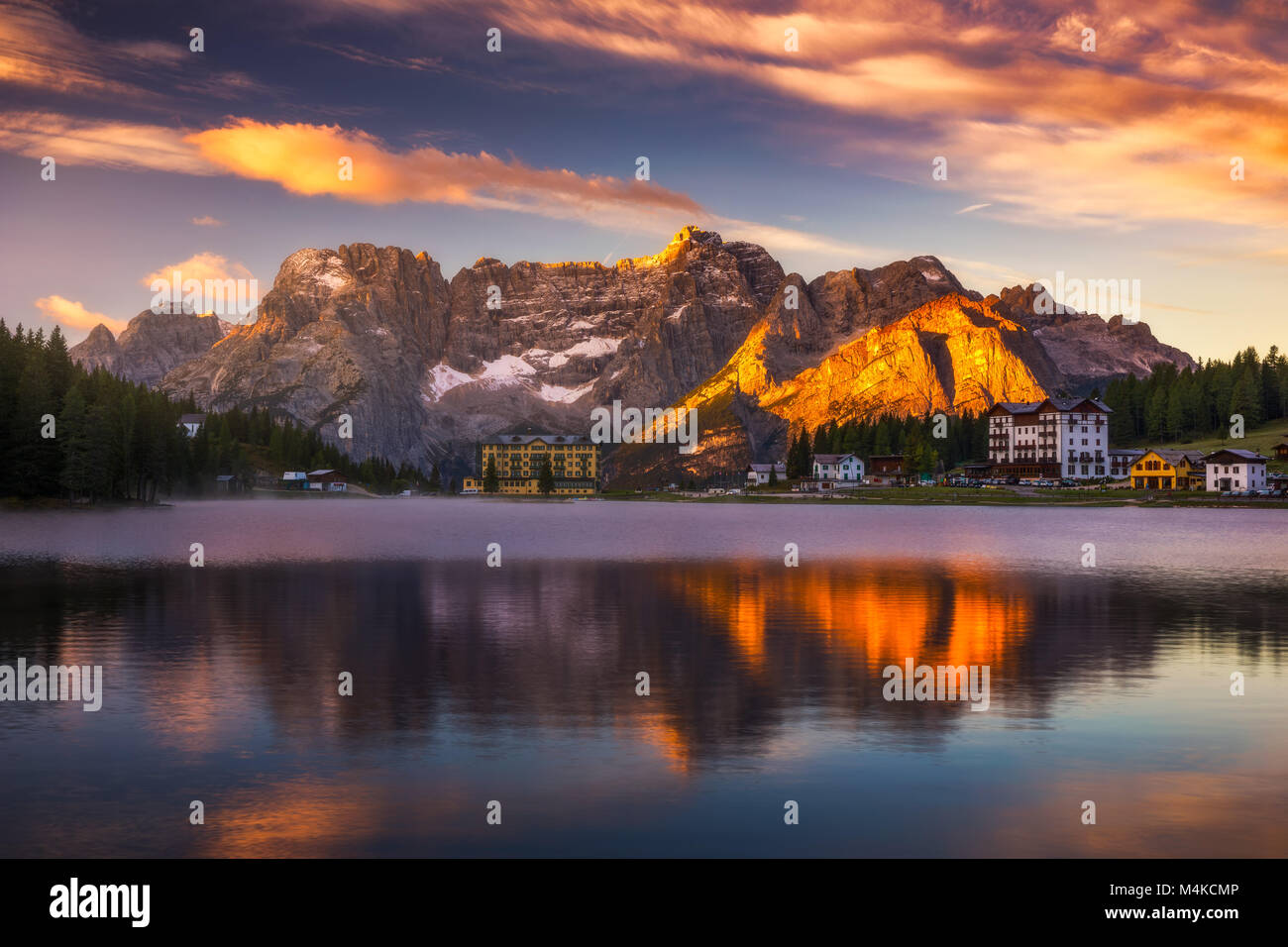 Il Lago di Misurina, sulle Dolomiti (Alpi italiane) visto di sunrise. Il Sorapiss mountain in background. Alto Adige, Dolomiti, Italia. Foto Stock