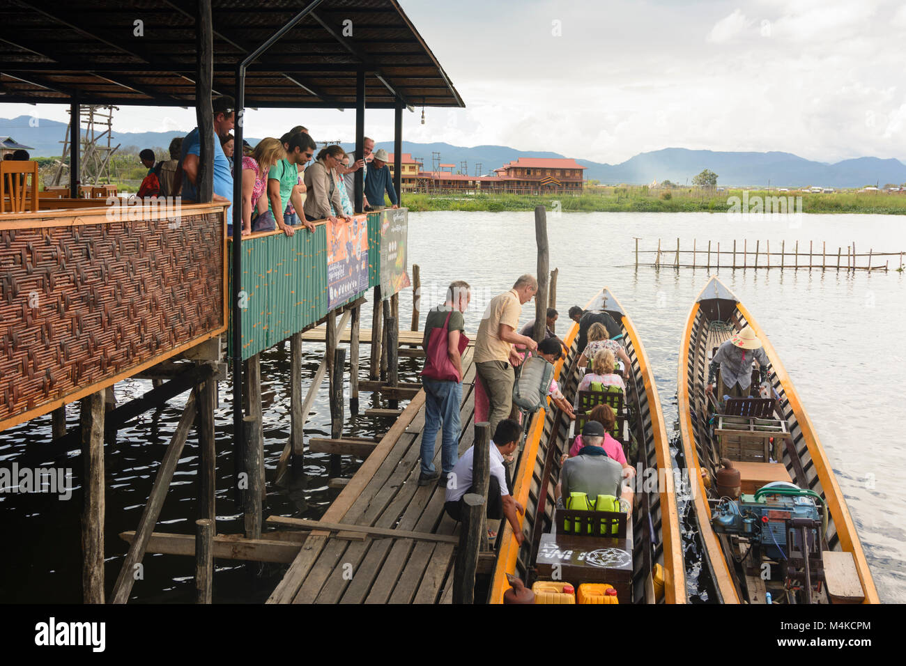 Thaung Thut: ristorante su palafitte, canal, turisti entrare in barca sul Lago Inle, Stato Shan, Myanmar (Birmania) Foto Stock