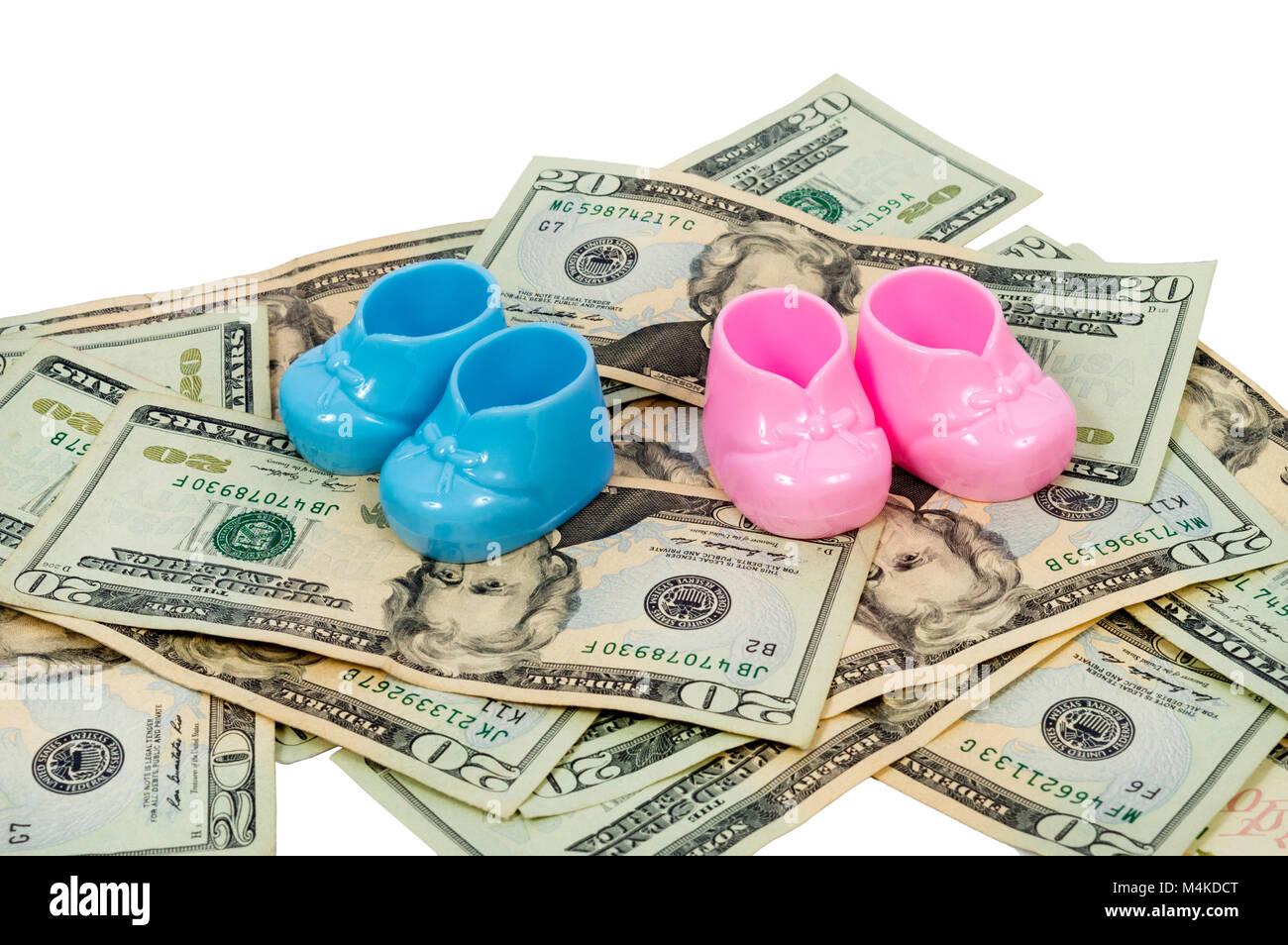 Un colpo orizzontale di una coppia di blu e di plastica rosa Babbucce bambino seduto su una pila di venti le fatture del dollaro. Foto Stock