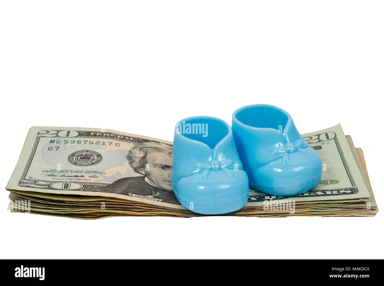 Inquadratura orizzontale di una coppia di plastica blu Babbucce bambino seduto su una pila di venti le fatture del dollaro su uno sfondo bianco. Foto Stock