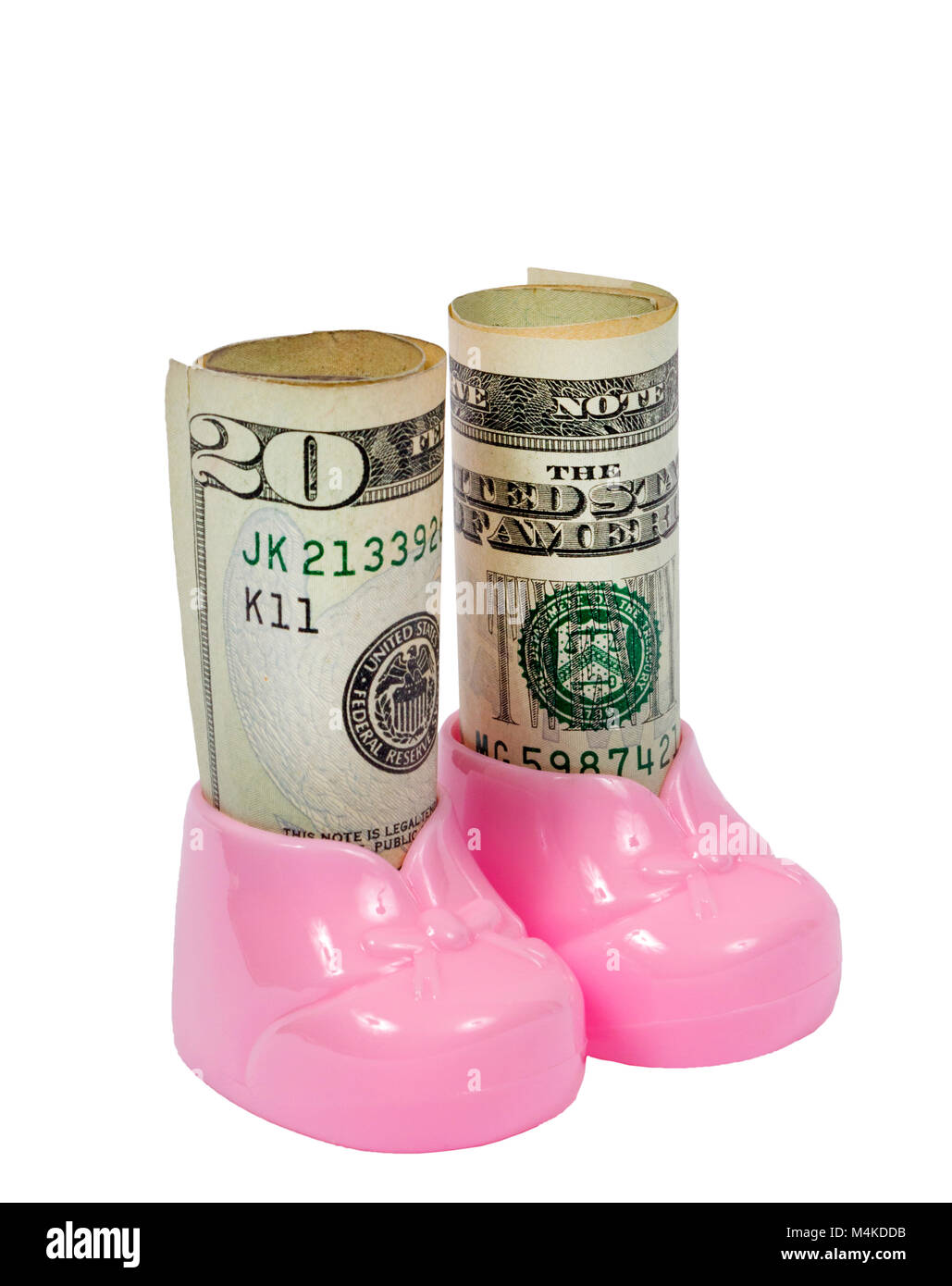 Colpo verticale di una coppia di plastica rosa baby babbucce riempito con rotoli di fatture su uno sfondo bianco. Foto Stock