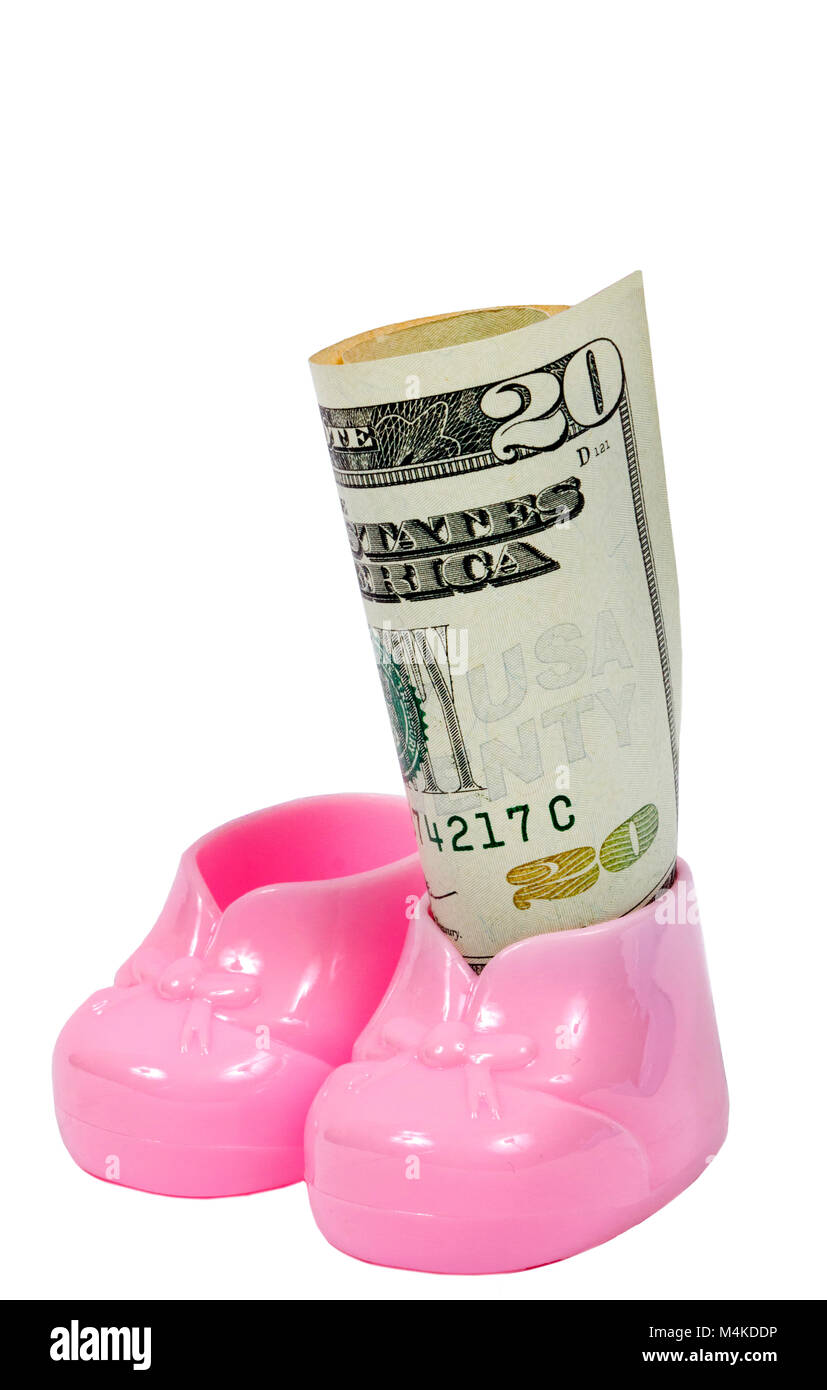 Colpo verticale di una coppia di plastica rosa scarpine per bambini con un laminato di venti dollari in uno. L'altro è vuoto. Sfondo bianco. Foto Stock