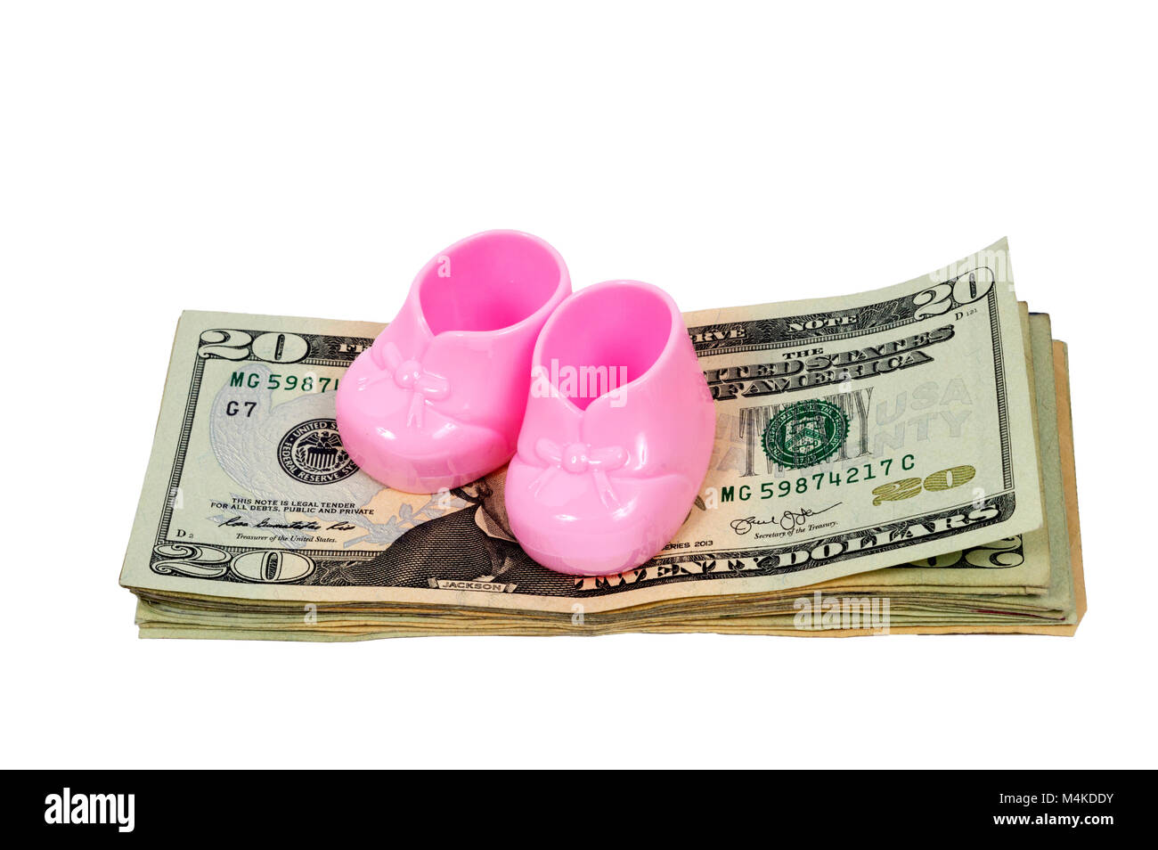 Inquadratura orizzontale di una coppia di plastica rosa babbucce bambino seduto su una pila di venti le fatture del dollaro su uno sfondo bianco. Foto Stock