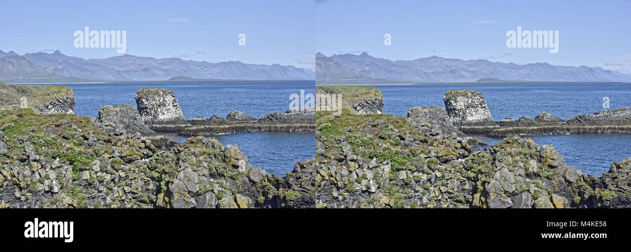 La costa e le scogliere di rocce basaltiche a Arnarstapi riserva naturale visibile attraverso il foro nella scogliera. Penisola Snaefellsness, Islanda Foto Stock