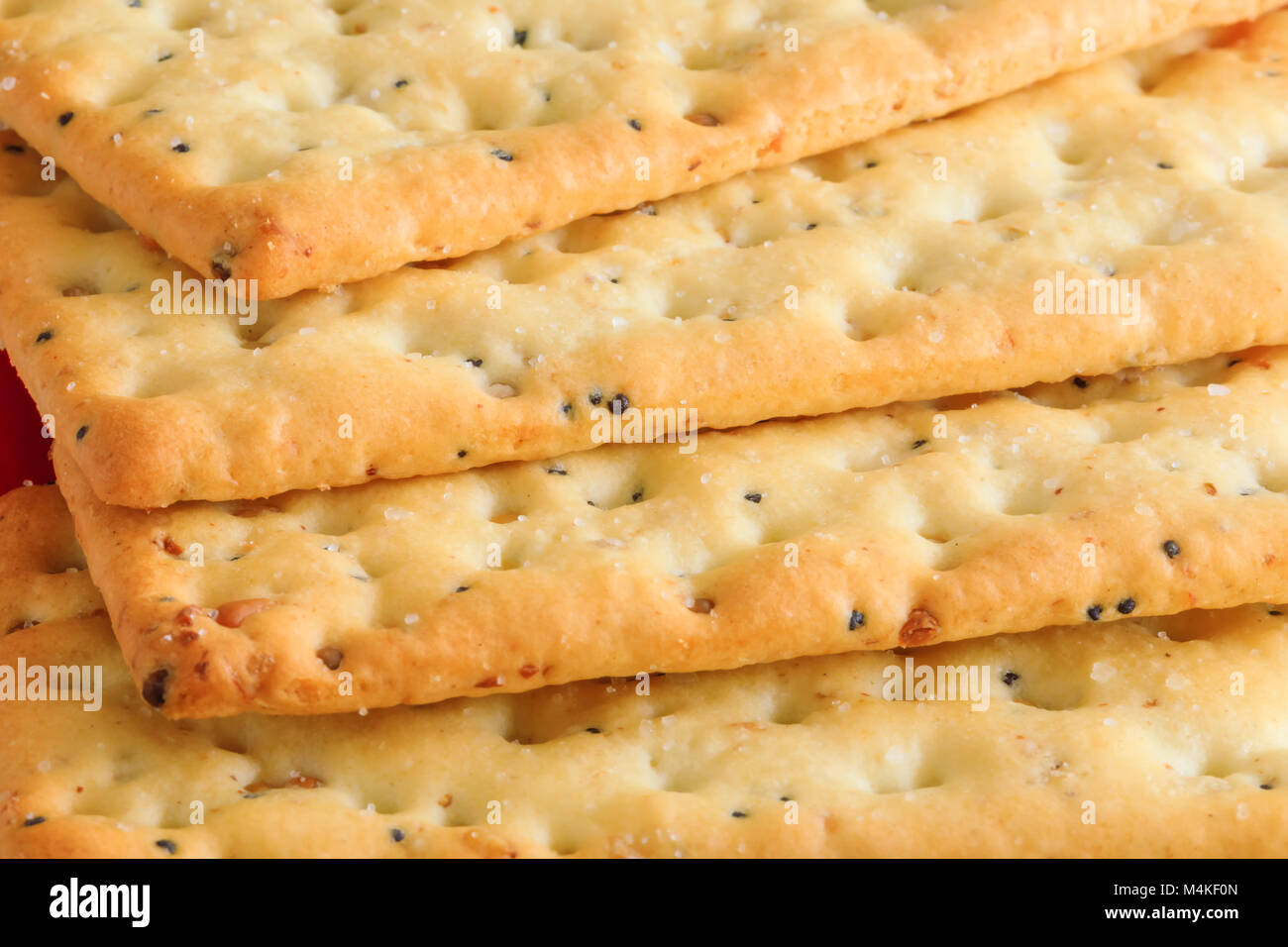 Deliziosi biscotti nella pila. Pila di Graham cracker vicino fino ai bordi. Multigrain cracker sani immagine in chiave macro. Foto Stock